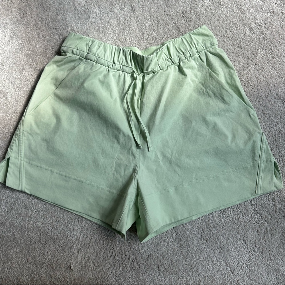 lululemon cinchable waist high rise woven shorts 3.5"